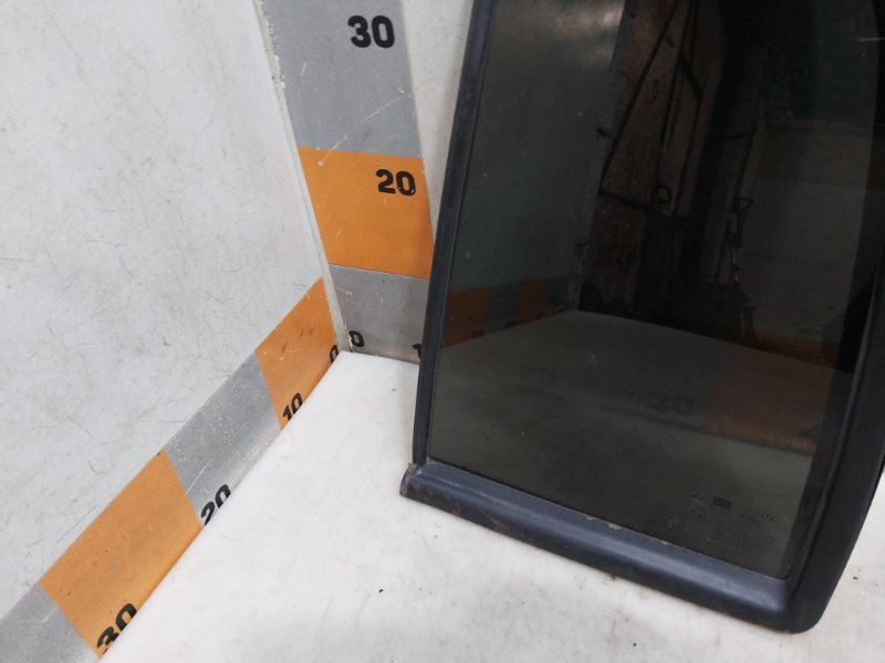 Стекло двери задней левой