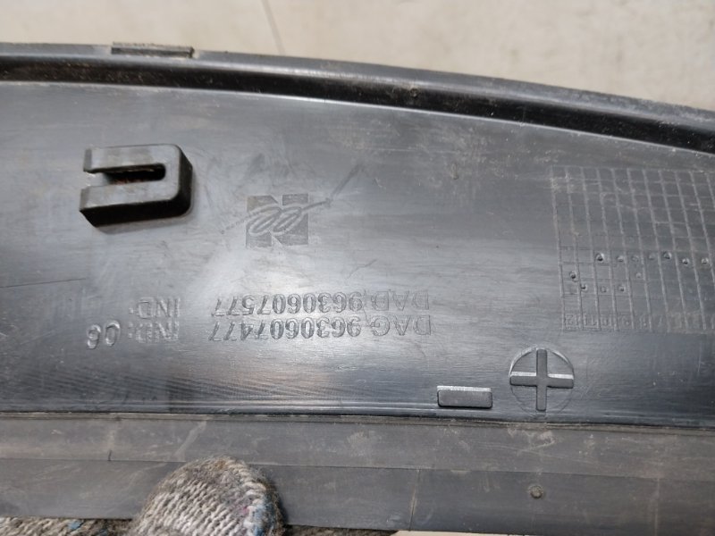 Планка под лобовое стекло