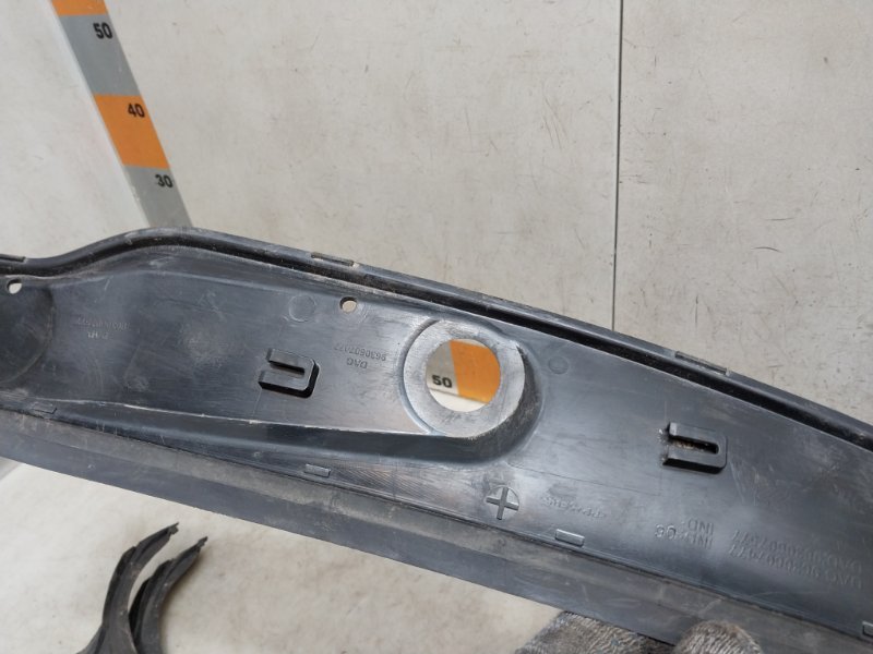 Планка под лобовое стекло