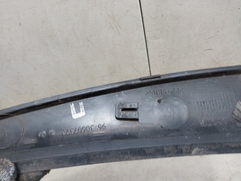 Планка под лобовое стекло