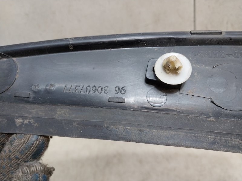 Планка под лобовое стекло