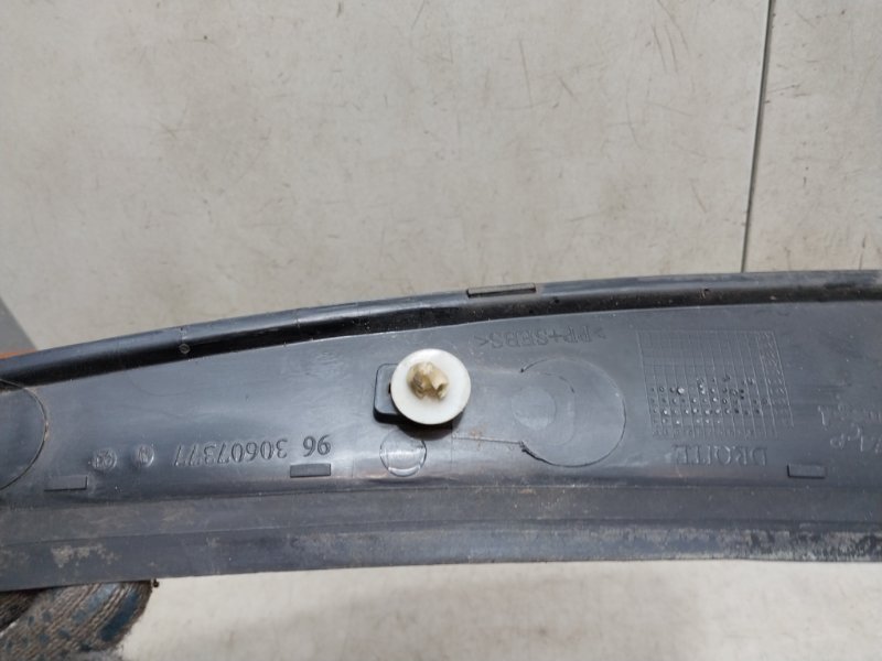 Планка под лобовое стекло