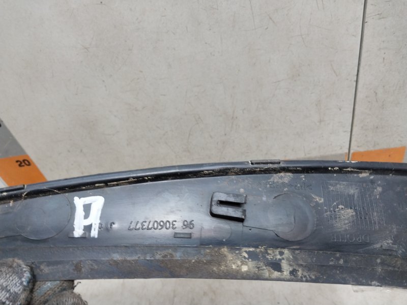 Планка под лобовое стекло