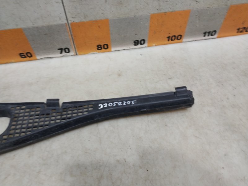 Планка под лобовое стекло