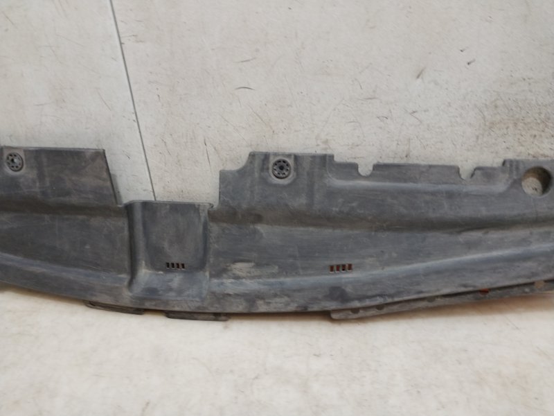 Кожух замка капота