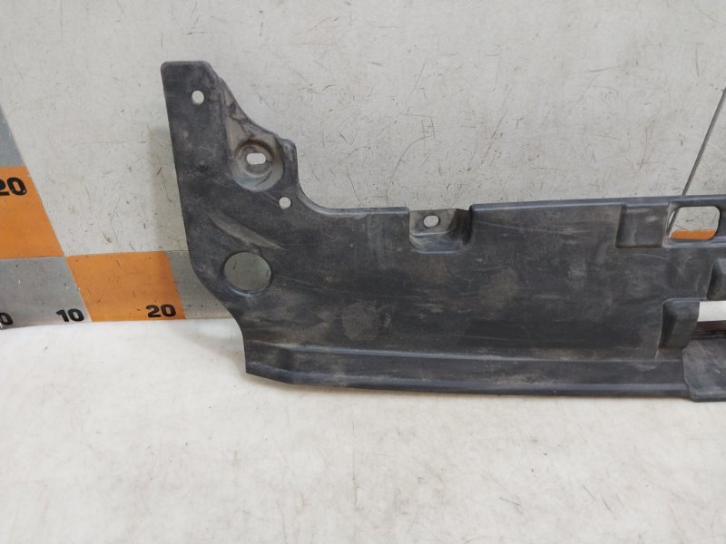 Кожух замка капота