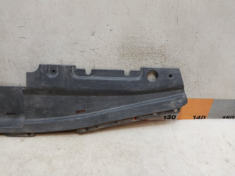 Кожух замка капота