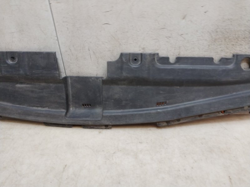 Кожух замка капота