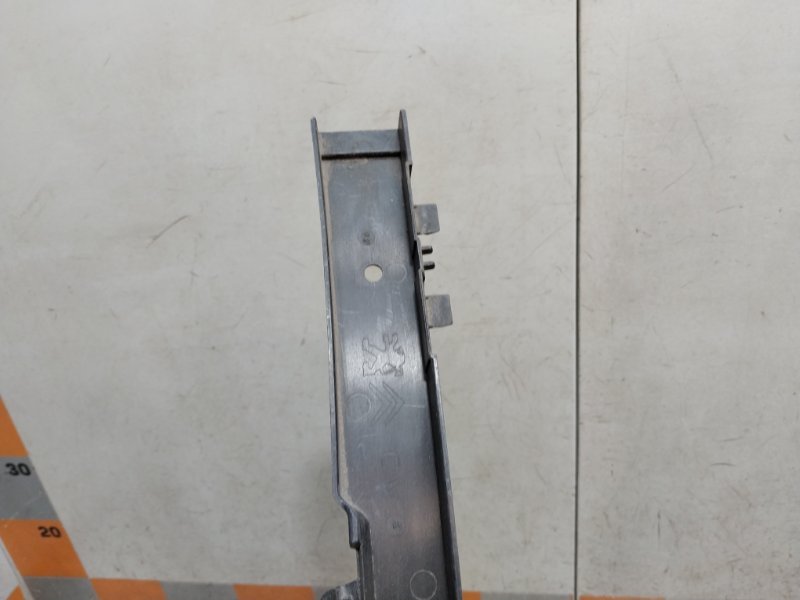 Направляющая заднего бампера левая