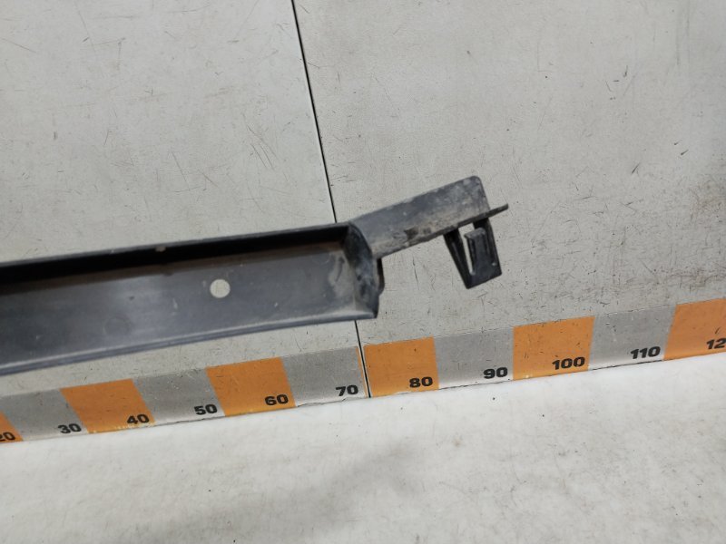 Направляющая заднего бампера левая