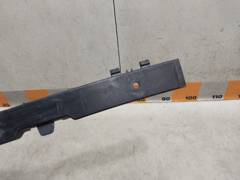 Направляющая заднего бампера левая