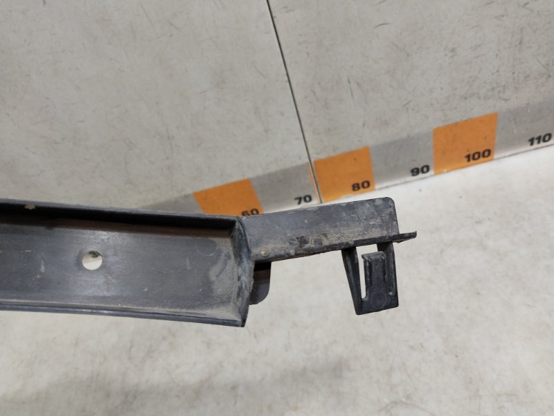 Направляющая заднего бампера левая