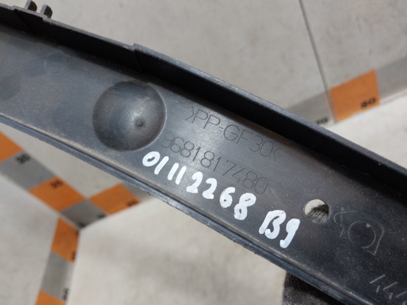 Направляющая заднего бампера левая