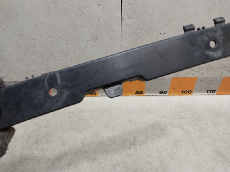 Направляющая заднего бампера левая