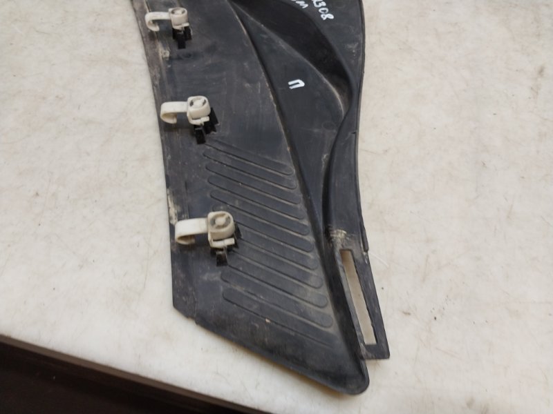 Планка под лобовое стекло