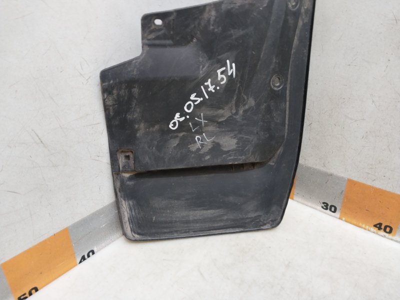 Брызговик задний левый