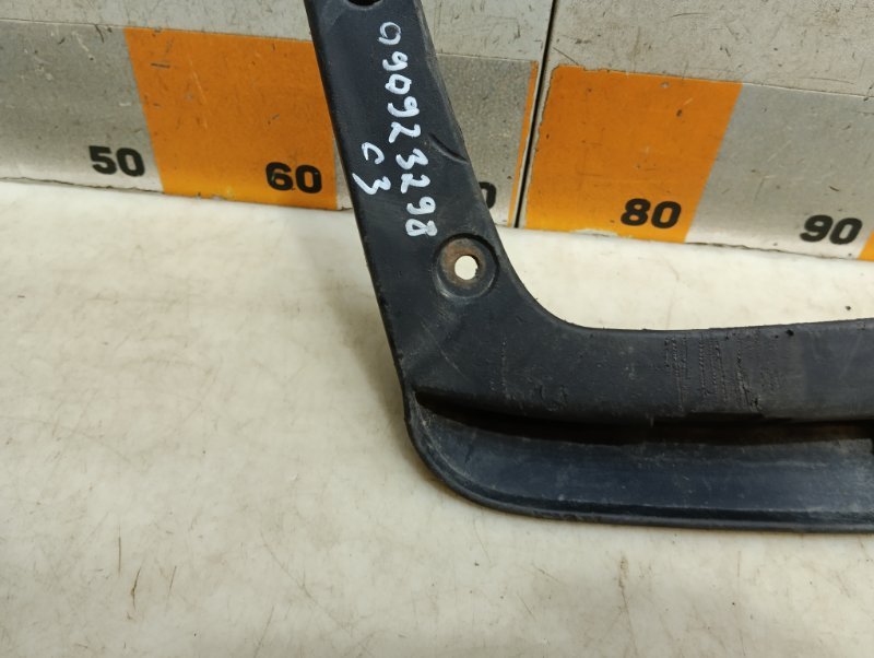 Брызговик задний правый