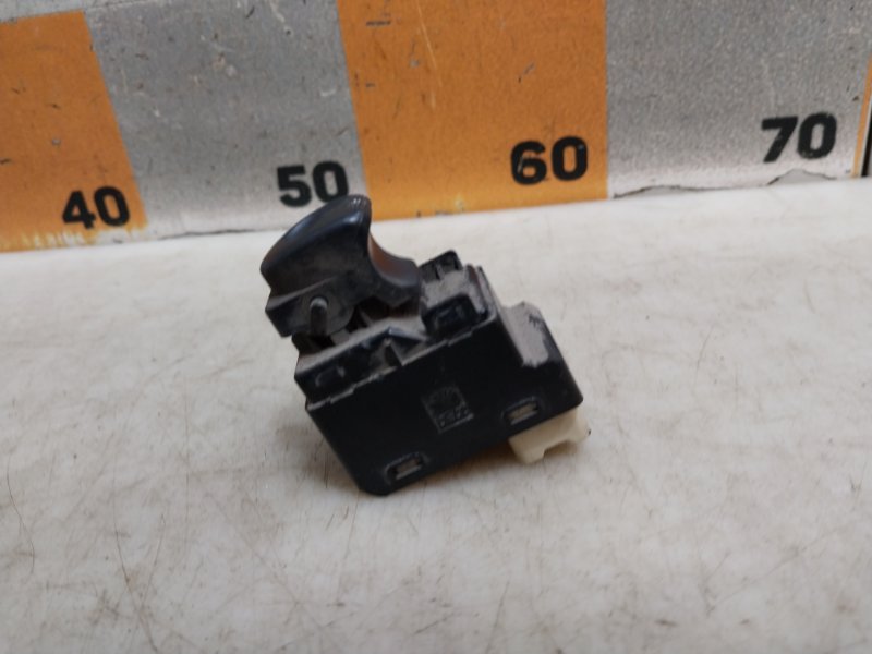 Кнопка стеклоподъемника