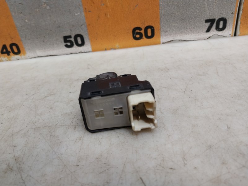 Кнопка стеклоподъемника