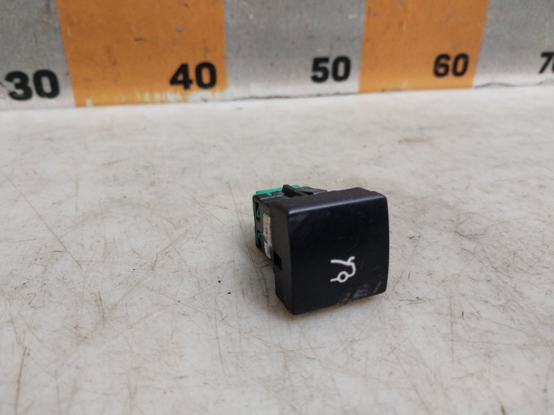 Кнопка открывания багажника