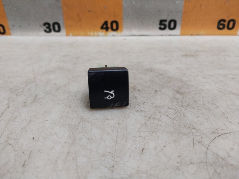 Кнопка открывания багажника