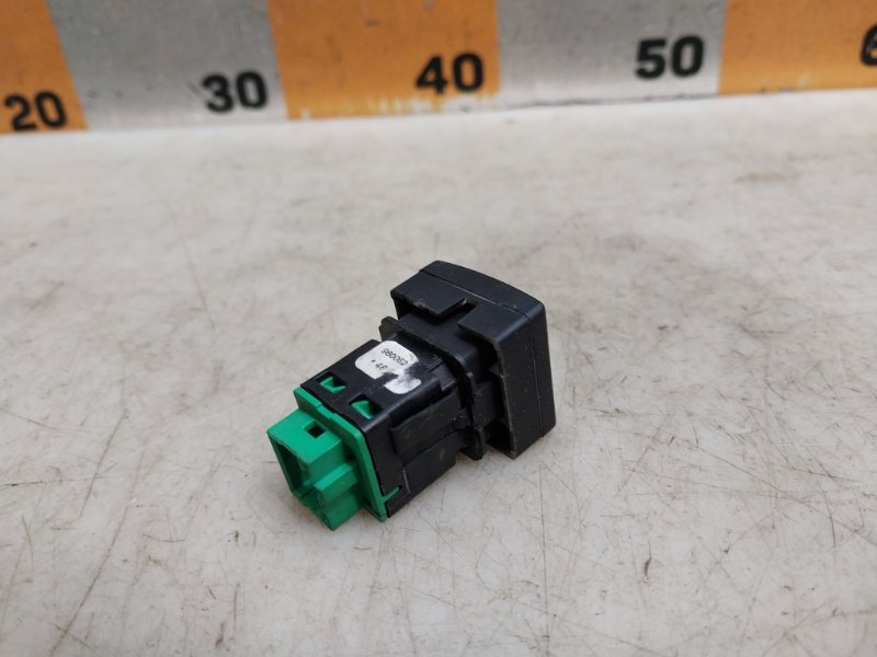 Кнопка открывания багажника