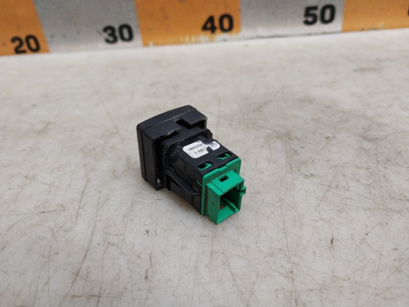 Кнопка открывания багажника