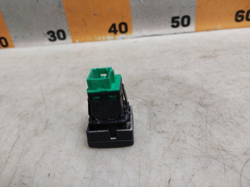 Кнопка открывания багажника