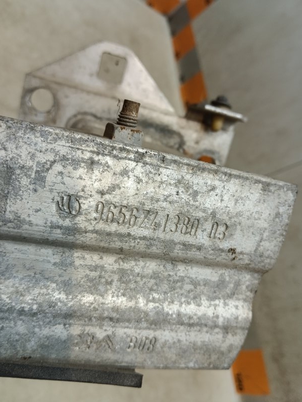 Усилитель переднего бампера