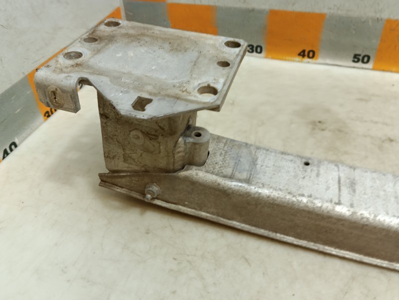 Усилитель переднего бампера