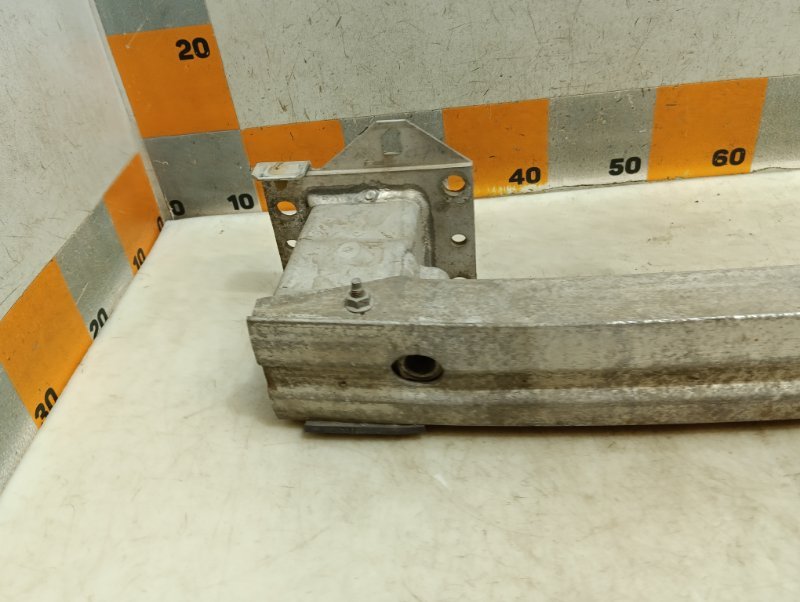 Усилитель переднего бампера