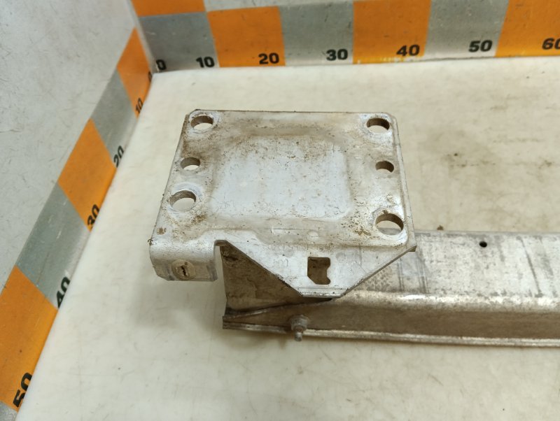 Усилитель переднего бампера