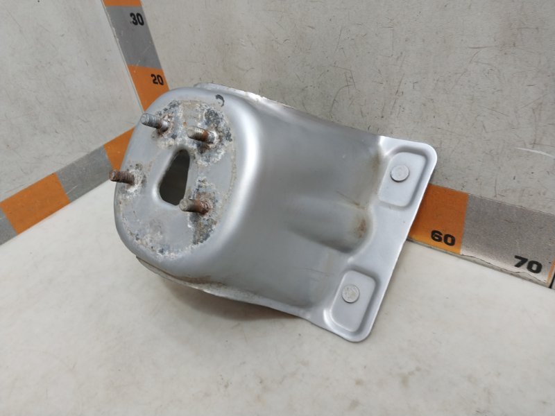 Кронштейн крепления запасного колеса