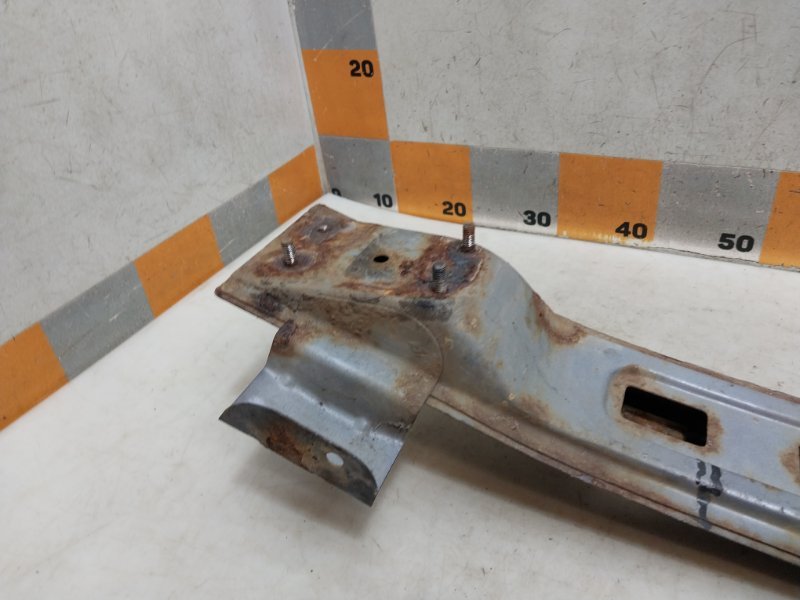 Усилитель переднего бампера