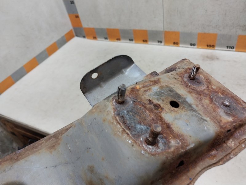 Усилитель переднего бампера