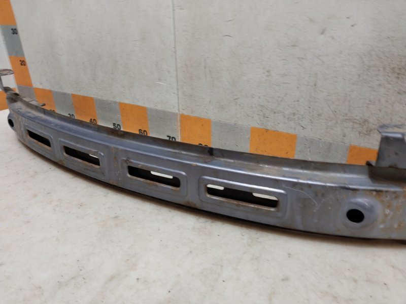 Усилитель переднего бампера