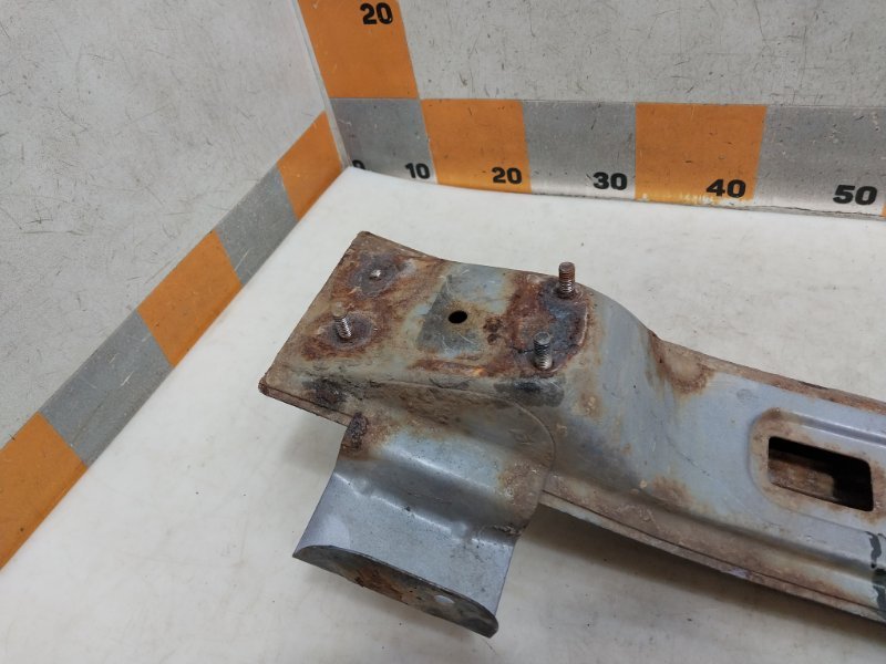 Усилитель переднего бампера