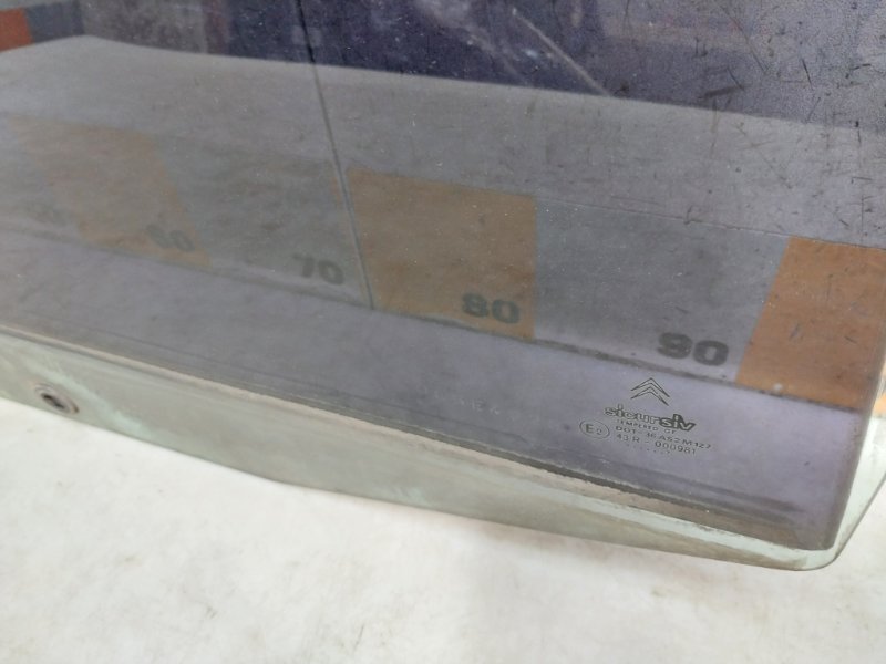 Стекло двери задней правой