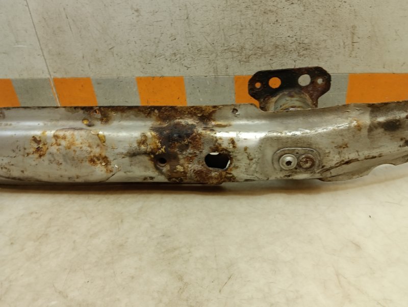 Усилитель переднего бампера