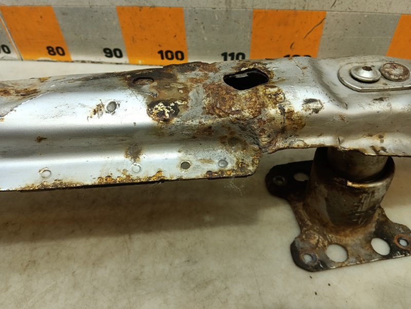 Усилитель переднего бампера