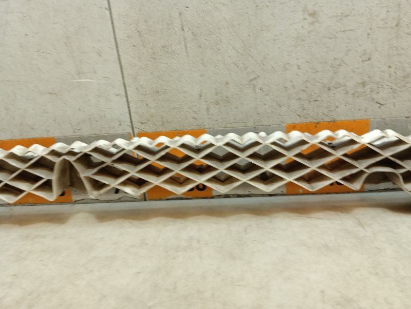 Направляющая заднего бампера