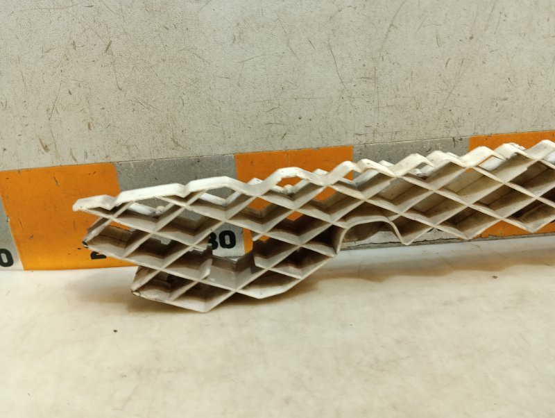 Направляющая заднего бампера