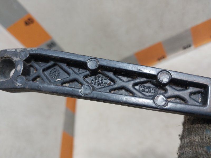 Поводок стеклоочистителя передний левый