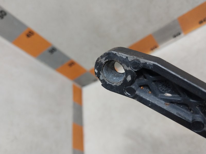 Поводок стеклоочистителя передний левый