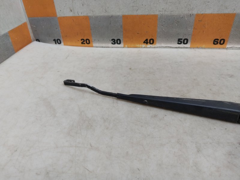 Поводок стеклоочистителя передний левый