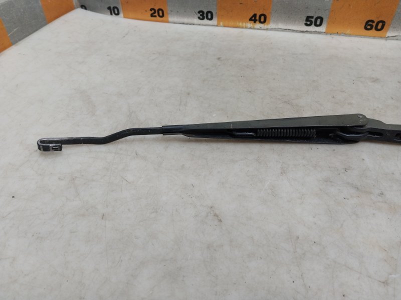 Поводок стеклоочистителя передний левый