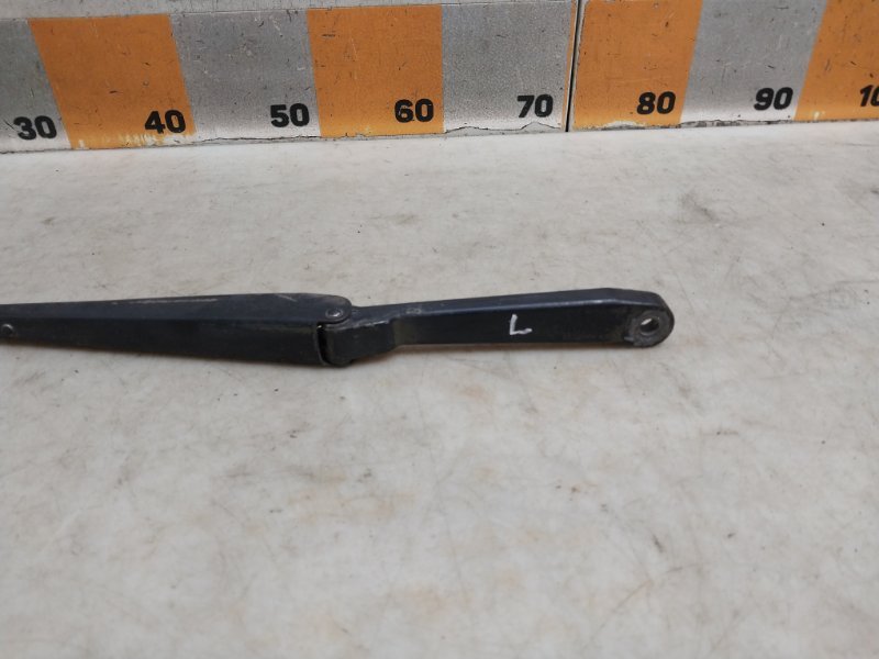 Поводок стеклоочистителя передний левый