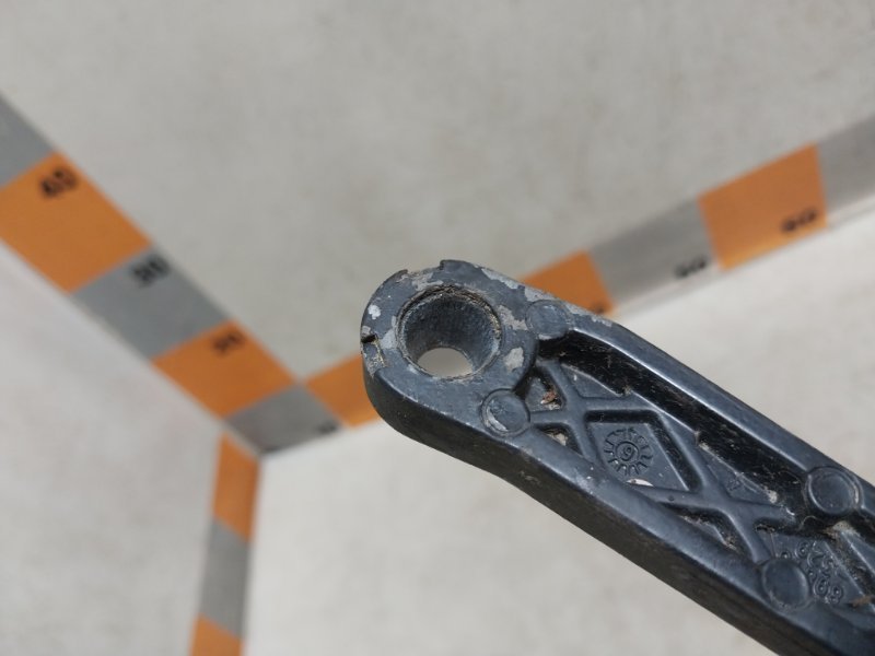 Поводок стеклоочистителя передний левый