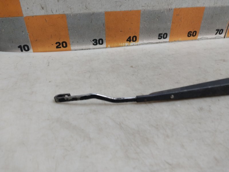 Поводок стеклоочистителя передний правый