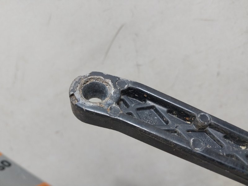 Поводок стеклоочистителя передний правый